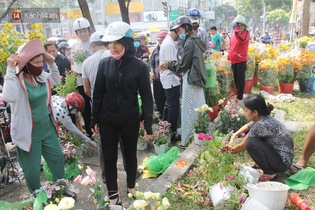 Sau khi tiểu thương ở Sài Gòn đập chậu, ném hoa vào thùng rác, nhiều người tranh thủ chạy đến hôi hoa - Ảnh 14.