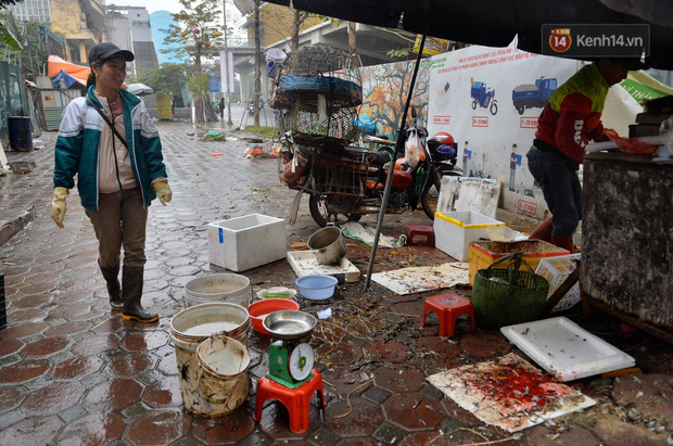  Dịch vụ bán và làm thuê gà cúng giao thừa ế ẩm, nhiều tiểu thương dọn hàng về sớm  - Ảnh 4.