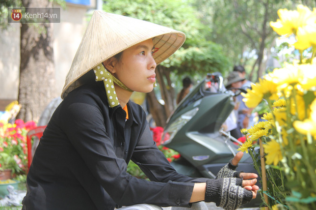 Sau khi tiểu thương ở Sài Gòn đập chậu, ném hoa vào thùng rác, nhiều người tranh thủ chạy đến hôi hoa - Ảnh 4.