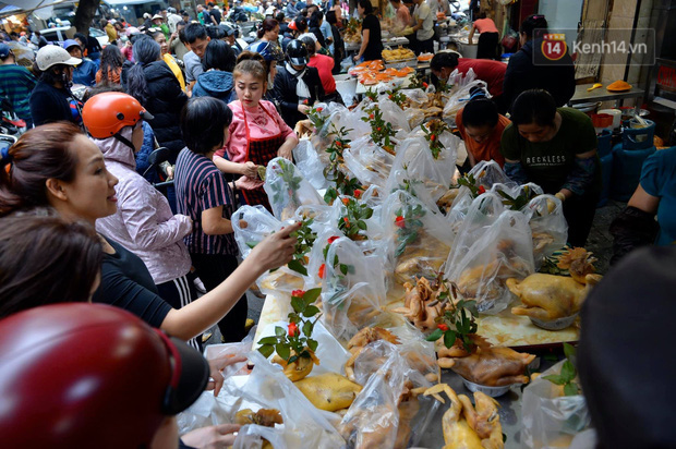  Người dân Hà Nội chen chúc mua gà luộc xôi gấc giá gần 1 triệu để cúng giao thừa, người bán sắp lễ không ngớt tay  - Ảnh 5.