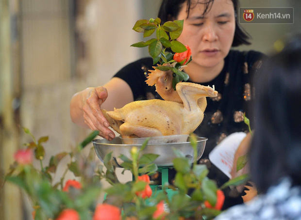  Người dân Hà Nội chen chúc mua gà luộc xôi gấc giá gần 1 triệu để cúng giao thừa, người bán sắp lễ không ngớt tay  - Ảnh 6.