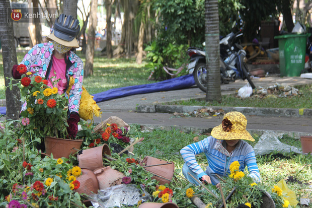 Sau khi tiểu thương ở Sài Gòn đập chậu, ném hoa vào thùng rác, nhiều người tranh thủ chạy đến hôi hoa  - Ảnh 7.