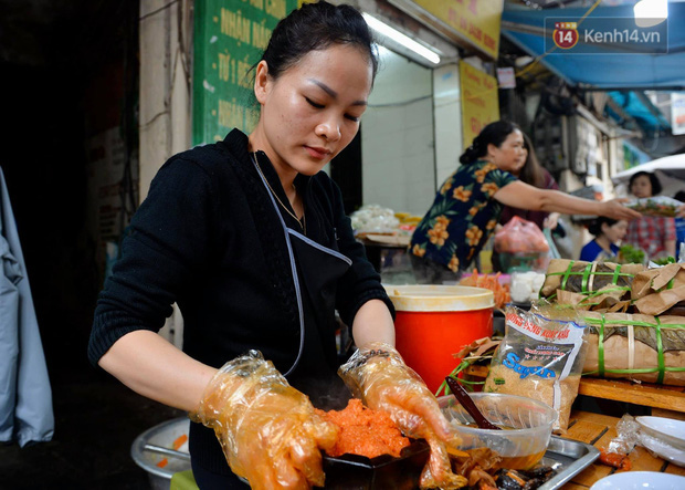  Người dân Hà Nội chen chúc mua gà luộc xôi gấc giá gần 1 triệu để cúng giao thừa, người bán sắp lễ không ngớt tay  - Ảnh 8.