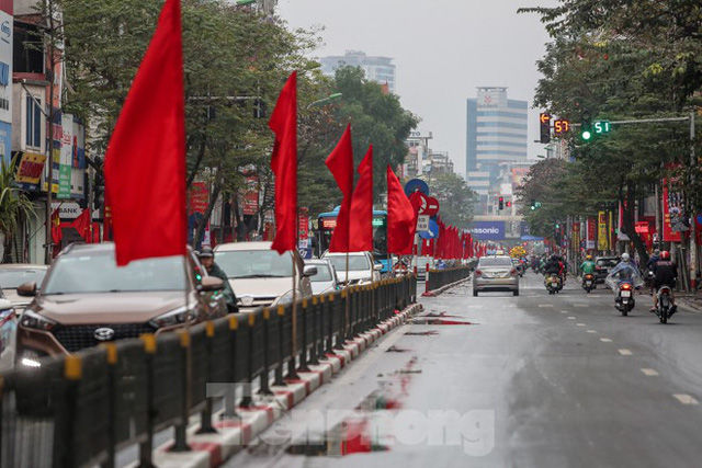  Phố phường Thủ đô rực rỡ cờ đỏ sao vàng ngày 30 Tết  - Ảnh 9.