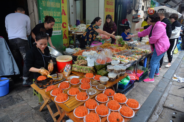  Người dân Hà Nội chen chúc mua gà luộc xôi gấc giá gần 1 triệu để cúng giao thừa, người bán sắp lễ không ngớt tay  - Ảnh 9.