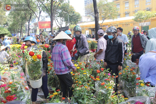  Sau khi tiểu thương ở Sài Gòn đập chậu, ném hoa vào thùng rác, nhiều người tranh thủ chạy đến hôi hoa  - Ảnh 10.