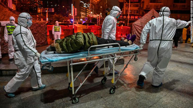 Lại thêm người chết vì virus Vũ Hán: 56 người thiệt mạng, gần 2000 ca nhiễm bệnh, đồ bảo hộ cho bác sĩ thiếu hụt trầm trọng - Ảnh 1.
