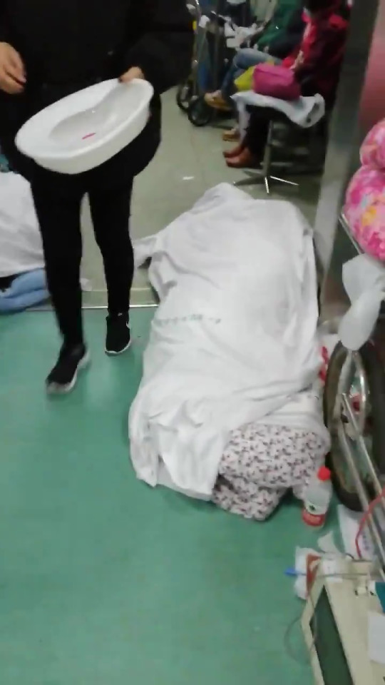  Loạt ảnh vỡ trận trong bệnh viện Vũ Hán: Xác chết la liệt, người dân chen lấn đòi điều trị y tế, bác sĩ mặc bỉm cả ngày vì không thể đi vệ sinh  - Ảnh 3.