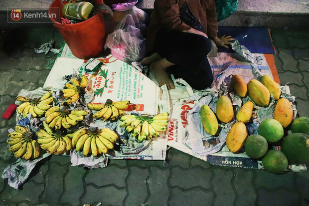 Cụ bà 90 tuổi bán trái cây trước cổng Vincom và câu chuyện ấm lòng của người Sài Gòn: Mua chẳng cần lựa, gặp cụ là dúi tiền cho thêm - Ảnh 1.