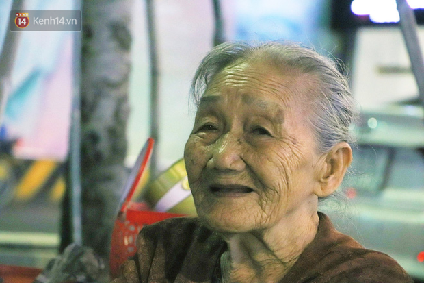 Cụ bà 90 tuổi bán trái cây trước cổng Vincom và câu chuyện ấm lòng của người Sài Gòn: Mua chẳng cần lựa, gặp cụ là dúi tiền cho thêm - Ảnh 11.