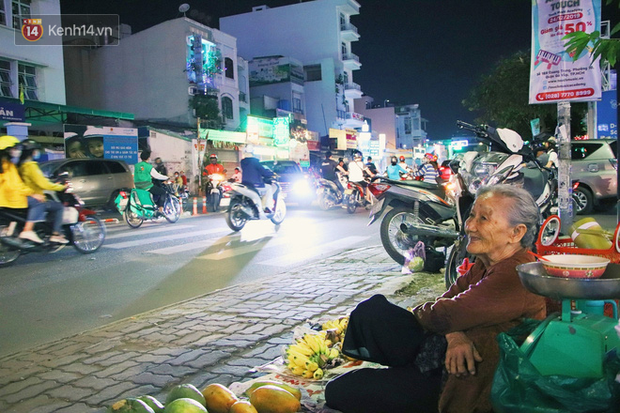 Cụ bà 90 tuổi bán trái cây trước cổng Vincom và câu chuyện ấm lòng của người Sài Gòn: Mua chẳng cần lựa, gặp cụ là dúi tiền cho thêm - Ảnh 17.