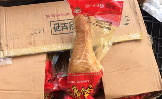  Rợn người món thịt gà tây đặc sản tràn ngập thị trường Tết  - Ảnh 3.