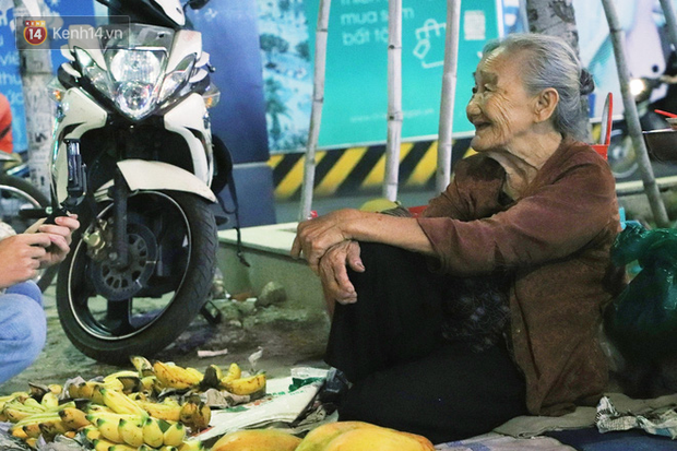 Cụ bà 90 tuổi bán trái cây trước cổng Vincom và câu chuyện ấm lòng của người Sài Gòn: Mua chẳng cần lựa, gặp cụ là dúi tiền cho thêm - Ảnh 4.