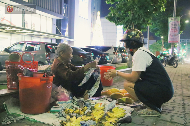 Cụ bà 90 tuổi bán trái cây trước cổng Vincom và câu chuyện ấm lòng của người Sài Gòn: Mua chẳng cần lựa, gặp cụ là dúi tiền cho thêm - Ảnh 7.