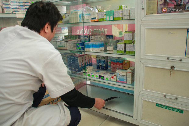  Hiệu thuốc ở Hà Nội cháy hàng khẩu trang y tế, người dân đi uống cafe cũng bịt mặt kín mít vì lo sợ virus Corona  - Ảnh 3.