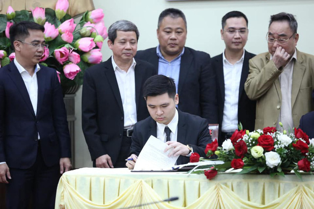  Con trai sinh năm 1995 của bầu Hiển được chọn vào ghế chủ tịch Hà Nội FC  - Ảnh 1.