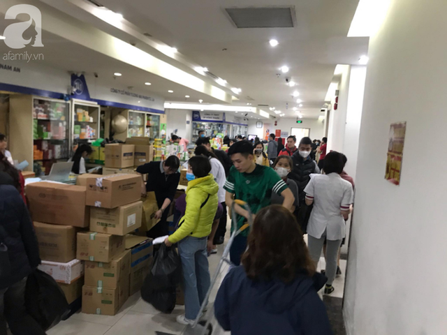  Hà Nội: Kinh hãi cảnh tranh giành mua khẩu trang tại chợ thuốc lớn nhất  - Ảnh 12.