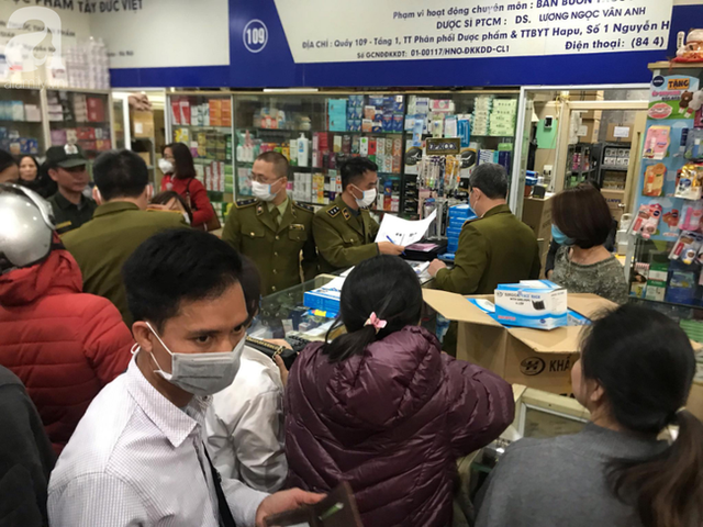  Hà Nội: Kinh hãi cảnh tranh giành mua khẩu trang tại chợ thuốc lớn nhất  - Ảnh 14.