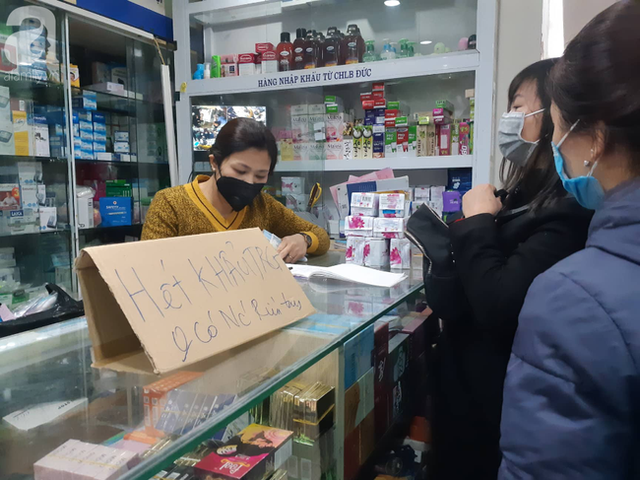  Hà Nội: Kinh hãi cảnh tranh giành mua khẩu trang tại chợ thuốc lớn nhất  - Ảnh 7.