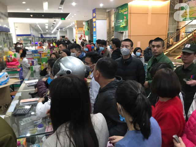  Hà Nội: Kinh hãi cảnh tranh giành mua khẩu trang tại chợ thuốc lớn nhất  - Ảnh 9.
