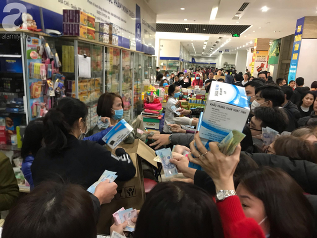  Hà Nội: Kinh hãi cảnh tranh giành mua khẩu trang tại chợ thuốc lớn nhất  - Ảnh 10.