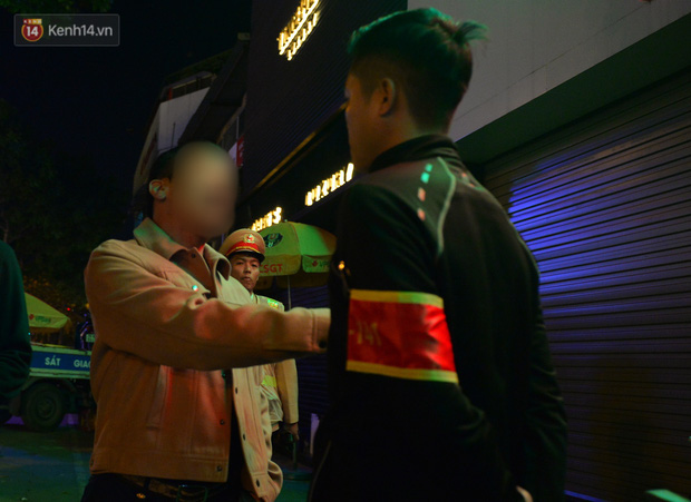 Bị kiểm tra nồng độ cồn, người đàn ông lớn tiếng quát: Tôi chơi tới bến với các anh luôn! - Ảnh 13. Bị kiểm tra nồng độ cồn, người đàn ông lớn tiếng quát: Tôi chơi tới bến với các anh luôn! - Ảnh 13.