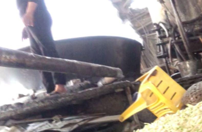 Con đường siêu bẩn sản xuất đường mạch nha, thành phần không thể thiếu để làm kẹo, mứt và bia: thành phẩm đựng bao cám lợn, người làm dẫm chân, khạc nhổ vào nguyên liệu - Ảnh 5.