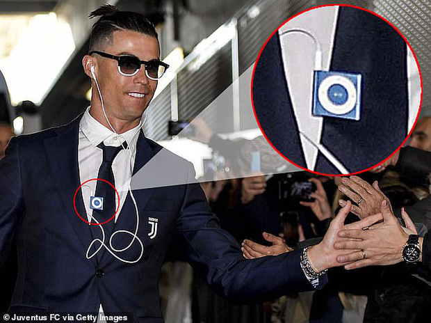 Lương lên tới hơn 800 tỷ/năm, Ronaldo vẫn khiến tất cả sốc nặng khi dùng tai nghe có dây và máy nghe nhạc rẻ tiền đã dừng sản xuất - Ảnh 1.