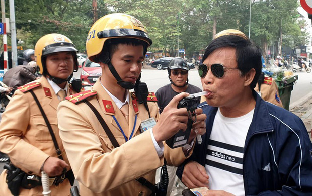 Nhà hàng, quán nhậu tung chiêu đưa khách say về nhà: Cho uống nước, lau mặt, rồi cắt cử nhân viên đưa về miễn phí - Ảnh 1.