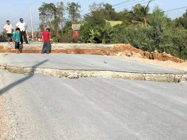 Ớn lạnh con đường gần 100 tỉ đang làm bất ngờ bị xẻ làm đôi - Ảnh 1. Ớn lạnh con đường gần 100 tỉ đang làm bất ngờ bị xẻ làm đôi - Ảnh 1.