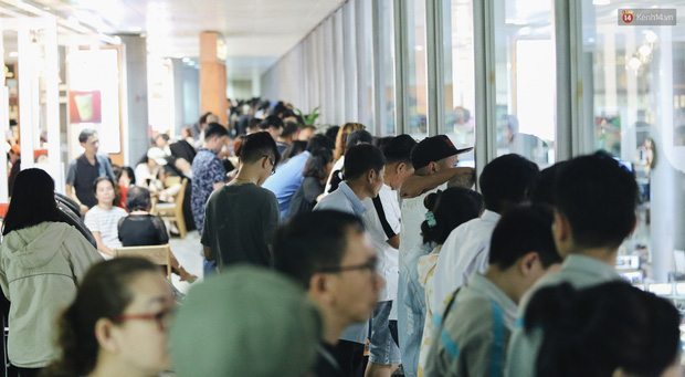 Ảnh: Sân bay Tân Sơn Nhất chật kín người dân đón Việt kiều về quê ăn Tết Canh Tý 2020, trẻ em và người lớn ngủ vật vờ dưới sàn - Ảnh 10.