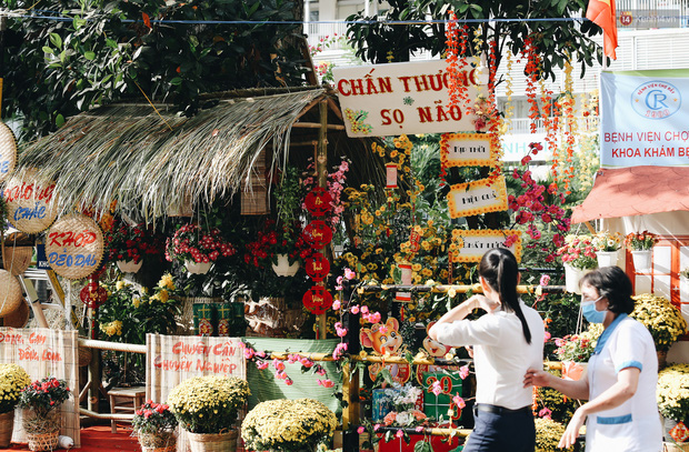Khi các bác sĩ Sài Gòn chung tay thiết kế đường hoa xuân trong bệnh viện: Đem Tết đến thật gần cho người bệnh ở Chợ Rẫy - Ảnh 17.