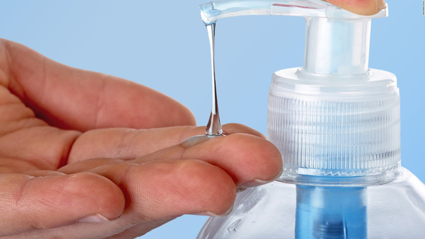  Cồn 70% rửa tay phòng dịch virus Corona có an toàn với trẻ em không?  - Ảnh 1.