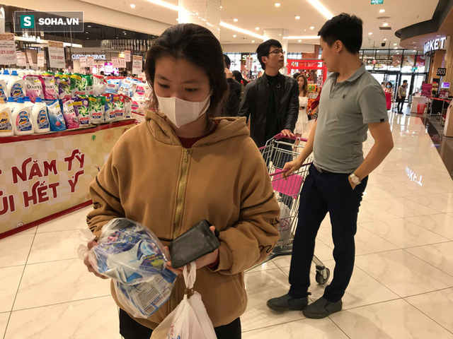 Hà Nội: Khẩu trang bị vét sạch khi chưa lên kệ siêu thị, hạn chế khách mua tối đa 2 gói/lần - Ảnh 6.