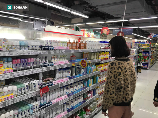 Hà Nội: Khẩu trang bị vét sạch khi chưa lên kệ siêu thị, hạn chế khách mua tối đa 2 gói/lần - Ảnh 9.