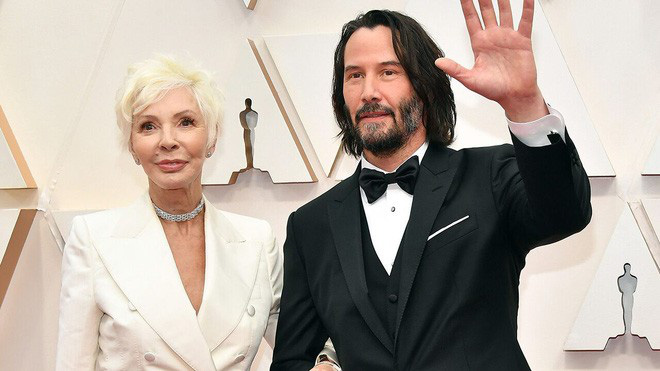 Thay vì đi với người yêu như nhiều diễn viên khác, Keanu Reeves lựa chọn  sánh bước cùng mẹ trên thảm đỏ Oscars 2020