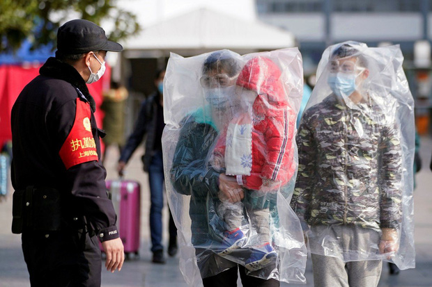 Nóng: Thành phố ngay sát tâm dịch Vũ Hán phát hiện 13.000 người có triệu chứng sốt - Ảnh 1.