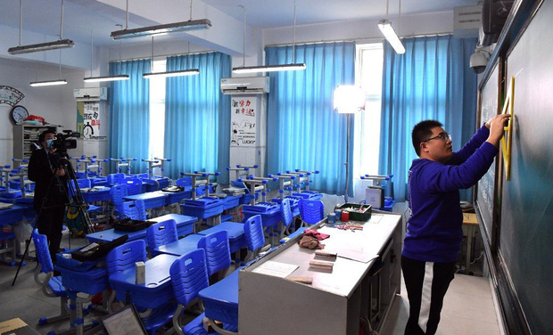 Thầy giáo quên tắt filter má hồng, chào cờ qua TV và hàng tá sự cố học online dở khóc dở cười mùa corona ở Trung Quốc - Ảnh 1.