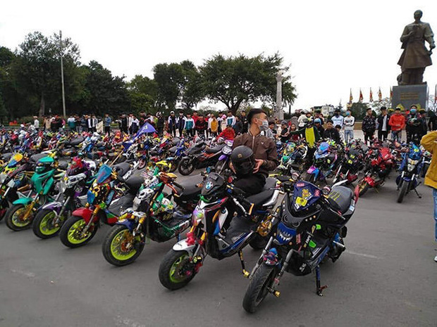 Nghỉ học tránh dịch Covid-19, học sinh Nam Định tụ tập hàng trăm người off team “xe đạp điện” gây phẫn nộ - Ảnh 1. Nghỉ học tránh dịch Covid-19, học sinh Nam Định tụ tập hàng trăm người off team “xe đạp điện” gây phẫn nộ - Ảnh 1.