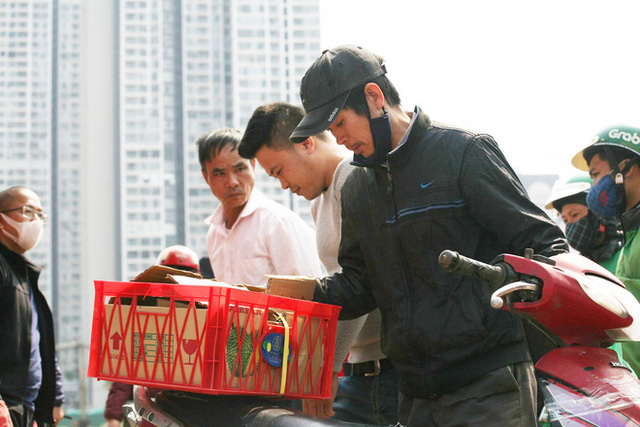  14 tấn sầu riêng về Hà Nội: Treo biển kêu gọi giải cứu, bán theo combo đồng giá 450.000 đồng/8kg  - Ảnh 6.