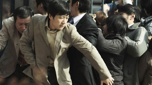 Bom tấn bệnh dịch đầu tiên của điện ảnh Hàn Deranged bất ngờ hot lại - Ảnh 2.