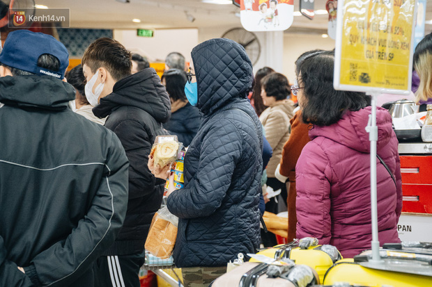 Cập nhật giá rau tăng vọt sau Tết, người Hà Nội đổ xô đi mua thực phẩm dự trữ giữa nạn dịch virus Corona - Ảnh 9.