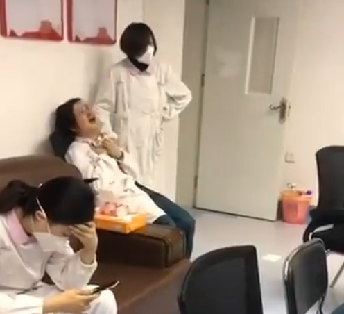 Làm việc đến kiệt sức nhưng bác sĩ ở Vũ Hán vẫn bị bệnh nhân hành hung, xé toạc đồ bảo hộ, doạ đâm vì số lượng ca nhiễm bệnh quá tải - Ảnh 1.
