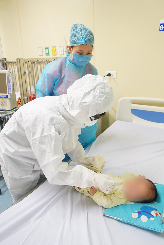 Chùm ảnh: Hành trình 9 ngày điều trị thành công cho bệnh nhi nhỏ tuổi nhất Việt Nam nhiễm COVID-19 - Ảnh 5.