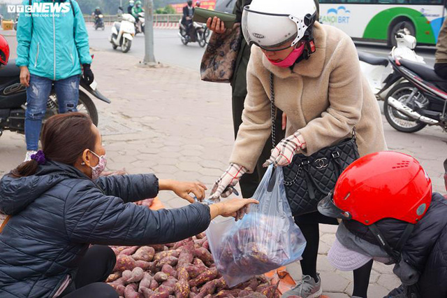  Khoai lang ngổn ngang trên vỉa hè Hà Nội, chờ khách giải cứu  - Ảnh 4.