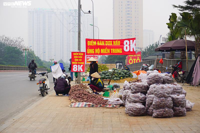  Khoai lang ngổn ngang trên vỉa hè Hà Nội, chờ khách giải cứu  - Ảnh 10.