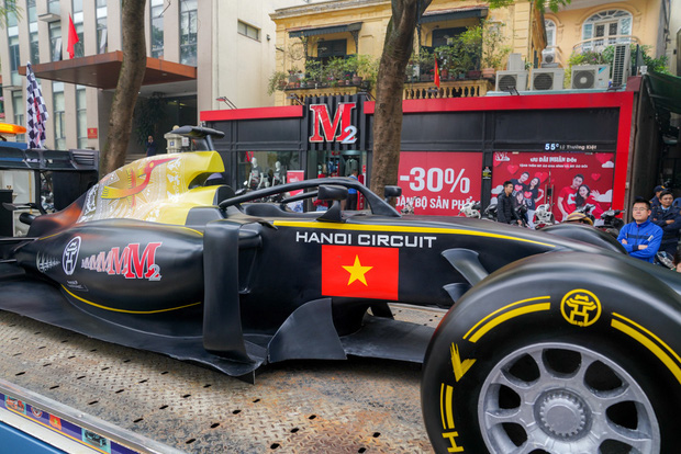 Người dân Hà Nội trầm trồ khi ngắm mô hình xe đua F1 diễu hành trên đường phố - Ảnh 2.