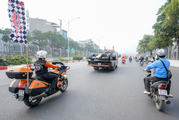 Người dân Hà Nội trầm trồ khi ngắm mô hình xe đua F1 diễu hành trên đường phố - Ảnh 13.