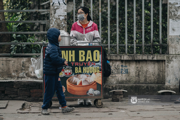 Tâm tư các bà, các chị bán hàng trước cổng trường: Bao giờ tụi học sinh, sinh viên đi học lại? Nhớ chúng nó lắm, chả ai mua hàng nữa! - Ảnh 19.