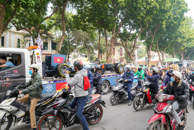 Người dân Hà Nội trầm trồ khi ngắm mô hình xe đua F1 diễu hành trên đường phố - Ảnh 5.